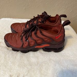 red nike vm